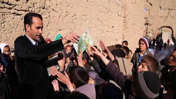 कड़ी मेहनत कर दूर दराज के बच्चों को साईकिल से पुस्तकें पहुंचाता है ये शिक्षक