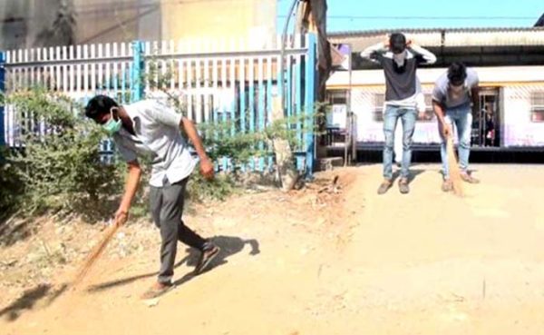 मुंबई हाईकोर्ट ने दी अनोखी सजा, हर रविवार को स्टेशन पर झाड़ू  लगाते हैं ये युवक