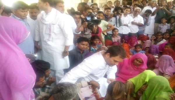 पीड़ित दलित परिवार के घर पहुंचे राहुल, दिलाया न्याय का भरोसा