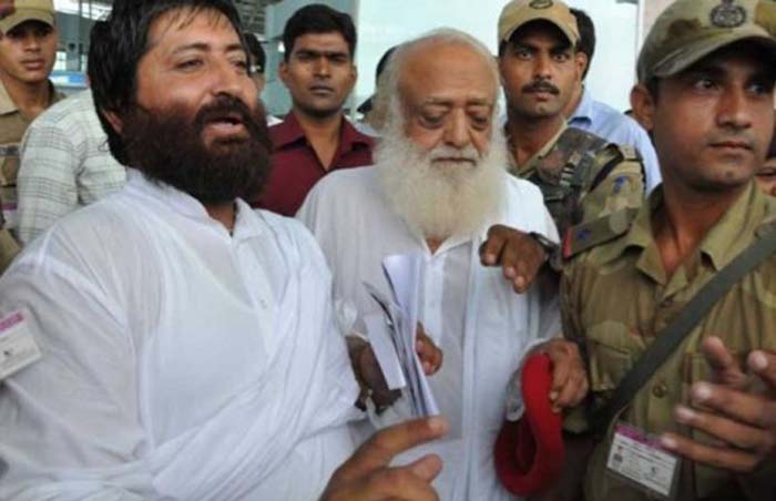 निरमोही अखाड़ा के साधुओं ने आसाराम को बताया कलंक, आश्रम पर बोला धावा