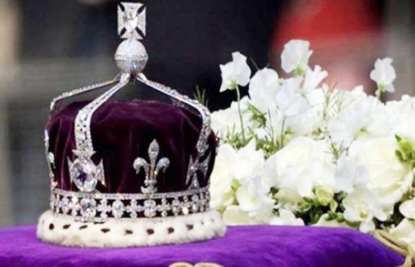 कोहिनूर नहीं हुआ था चोरी , अंग्रेज़ो को दिया था गिफ्ट