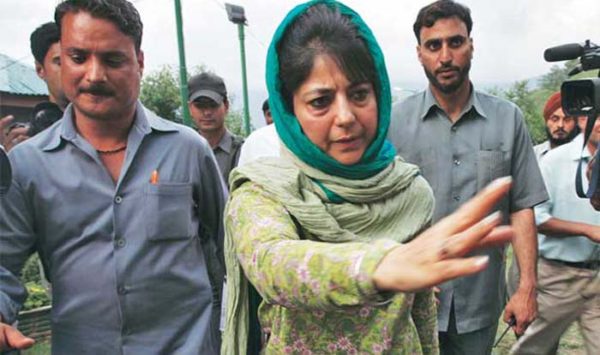 एक्शन में महबूबा : रक्षा मंत्री से मिलकर उठाया कश्मीर में सेना की गोलीबारी  का मुद्दा