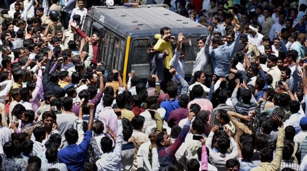 गुजरात : पटेल रैली में हिंसा, मेहसाणा में कर्फ्यू , सोमवार को गुजरात बंद का एलान