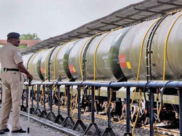 महाराष्ट्र के सूखा ग्रस्त लातूर के लिए वाटर ट्रेन रवाना