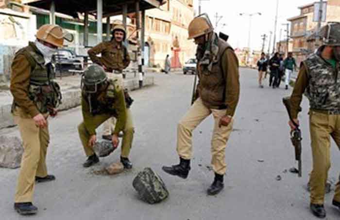 जम्मूकश्मीर : चार दिनों से जारी हिंसक प्रदर्शनों में पांच की मौत, केंद्र भेजेगा 3600 जवान