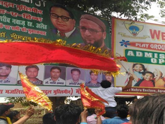आगरा में कथित हिन्दूवादियों द्वारा ओवैसी का होर्डिंग फाड़े जाने पर बवाल