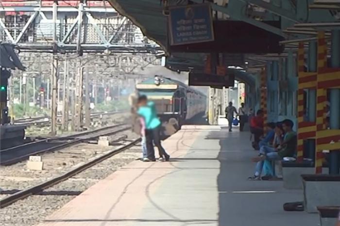 यूपी : ट्रेन के सामने सेल्फी लेने पर होगी जेल