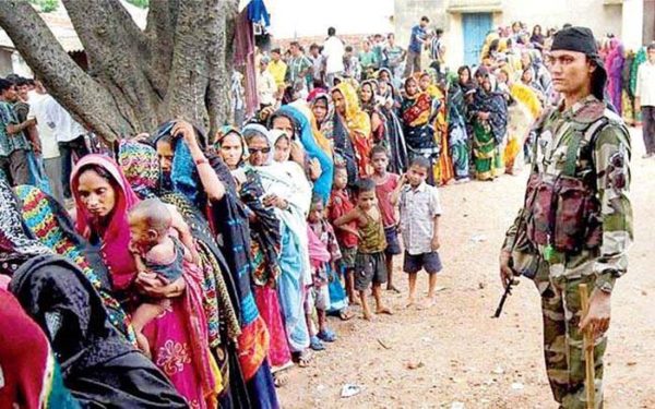 पश्चिम बंगाल में 56 सीटों के लिए मतदान जारी