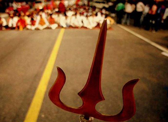 गुजरात में विहिप के कार्यक्रम में नाबलिंगो ने भी लहराई तलवारें, बांटे गए त्रिशूल