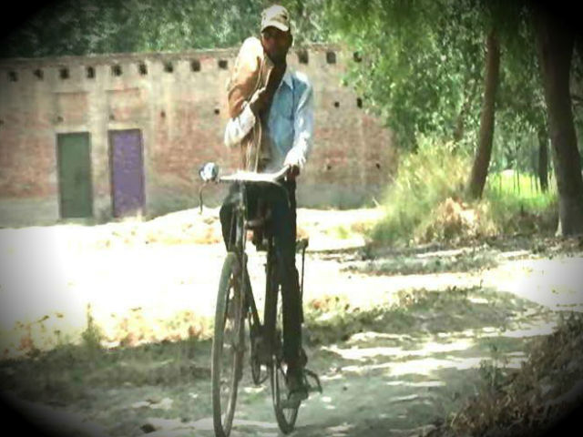 योगीराज में रिश्वत के बिना नहीं मिली एम्बुलेंस, कंधे पर ले जाना पड़ा शव