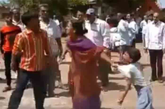 गुजरात में दलित महिला और 8 साल के बेटे को घेरकर पीटा