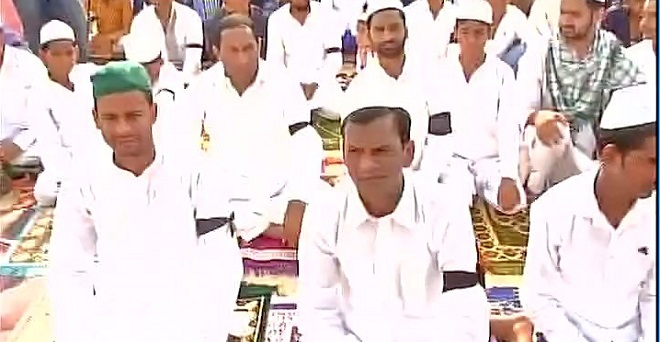 जुनैद की हत्या: दिल्ली से लखनऊ तक काली पट्टी बांधकर अदा हुई नमाज़