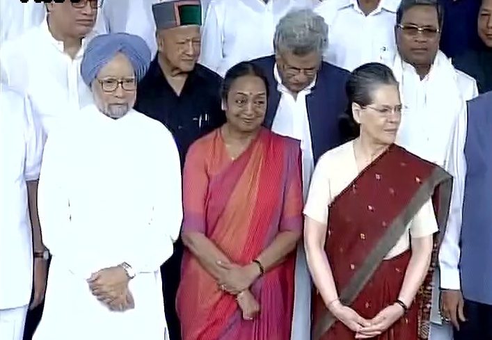 सोनिया, मनमोहन,पवार के साथ नामांकन करने संसद पहुंची मीरा कुमार