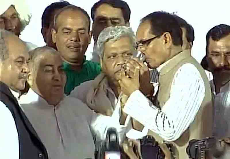 नई मुश्किल: शिवराज के सामने किसानों ने भी शुरू किया उपवास