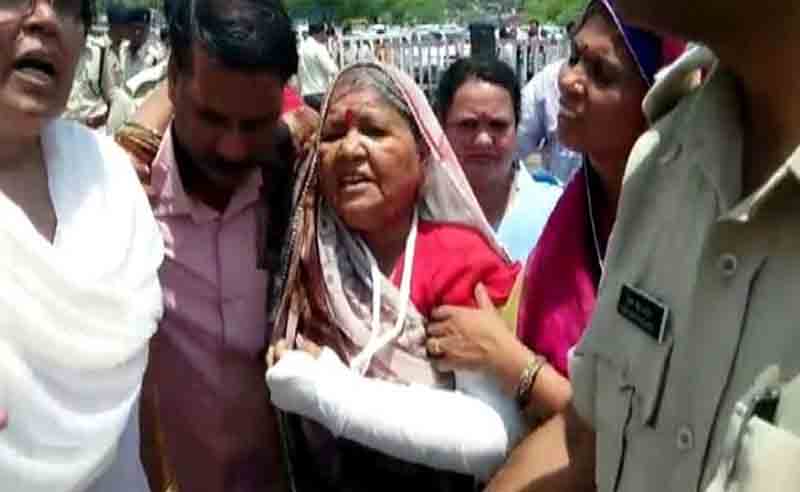 ये है शिवराज की पुलिस: पत्थर फेंकने के शक में 80 साल की महिला की पिटाई, हड्डी तोड़ी