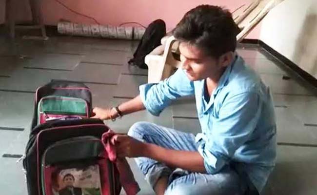 गुजरात में बंटे यूपी के स्कूल बैग, दिखा अखिलेश का चेहरा