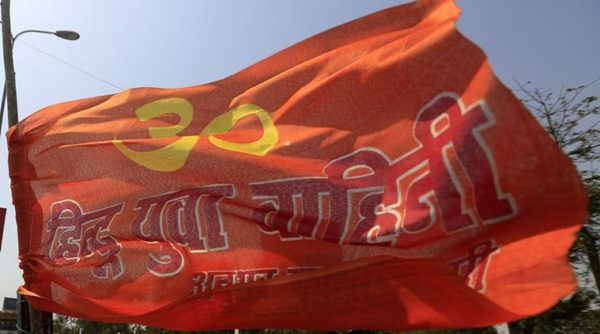 मूर्ति तोड़े जाने के बाद हिन्दू वाहिनी के लोगों का हमला