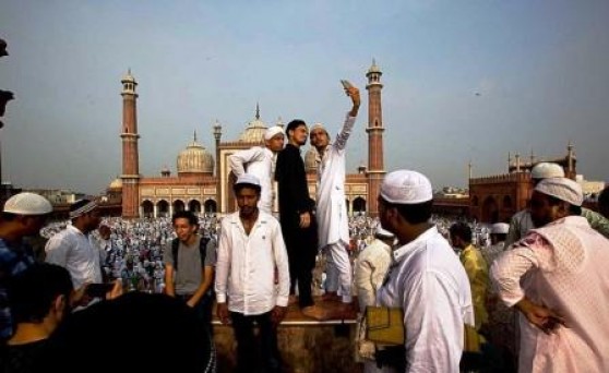 देश में आज मनाई जाएगी ईद, काली पट्टी बांधकर नमाज़ पढ़ेंगे मुसलमान