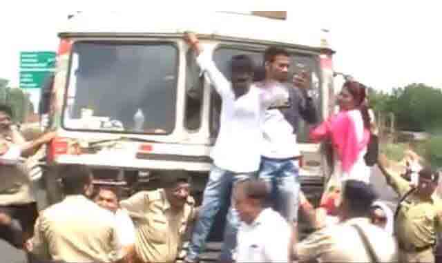 वडोदरा में कांग्रेस का चक्का जाम-प्रदर्शन, प्रदेश सचिव जोगेश्वरी सहित सैकड़ो हिरासत में, रिहा