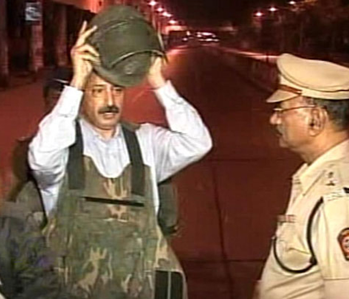 आरटीआई में खुलासा: हेमंत करकरे का बुलेटप्रूफ जैकेट कचरे में फेंक दिया गया था