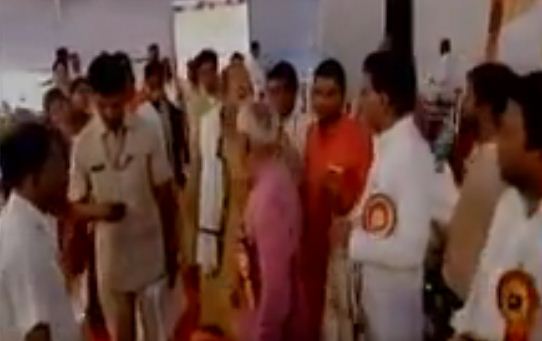 वीडियो: मंच पर ही भिड़ गए बीजेपी सांसद और कृषि मंत्री, हुई किरकिरी