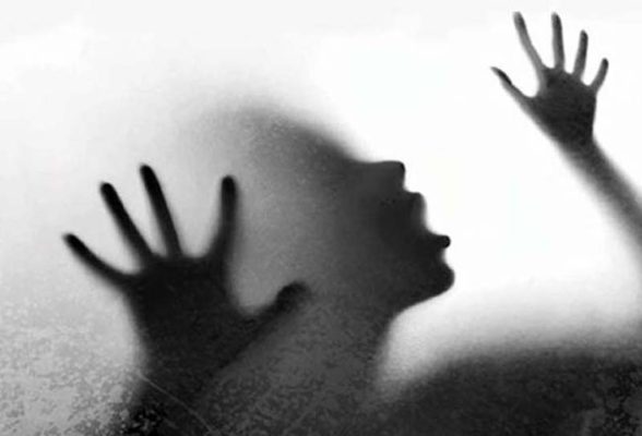 छात्राओं ने सीआरपीएफ जवानो को बांधी राखी, बदले में हुई छेड़छाड़