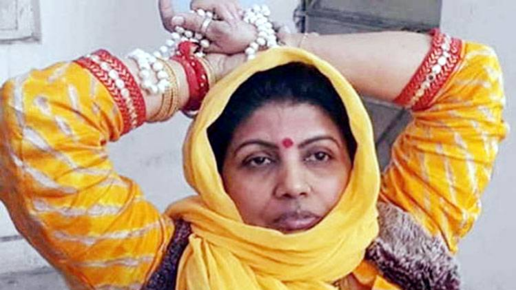 मसाज की शौकीन साध्वी ने मूवी देखी, मसाज कराया और फिर फरार