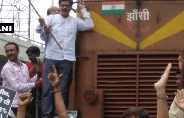 जीएसटी का विरोध: कानपुर में व्यापारियों ने रोकी रेल