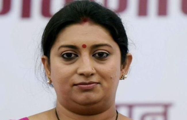 गुजरात: मोदी सरकार की उपलब्धियां गिना रही स्मृति ईरानी पर किसान ने फेंकी चूड़ियां