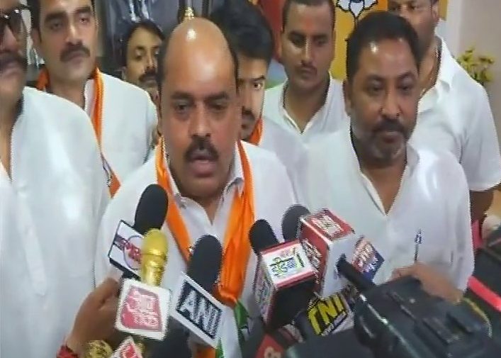 इस्तीफा देने वाले एमएलसी बुकक्ल नबाव और जयवीर सिंह बीजेपी में शामिल