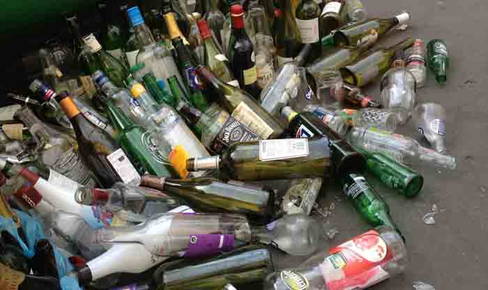 बीजेपी नेता चला रहा था अवैध शराब की फैक्ट्री, बेटे सहित गिरफ्तार