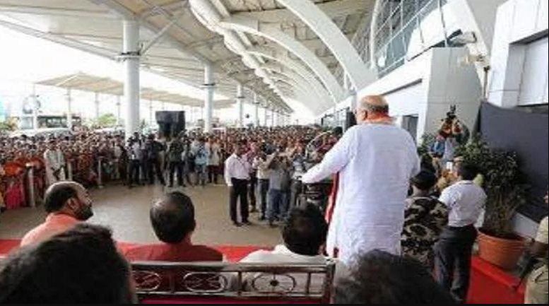एयरपोर्ट पर की थी सभा, अमित शाह और परिकर के खिलाफ शिकायत