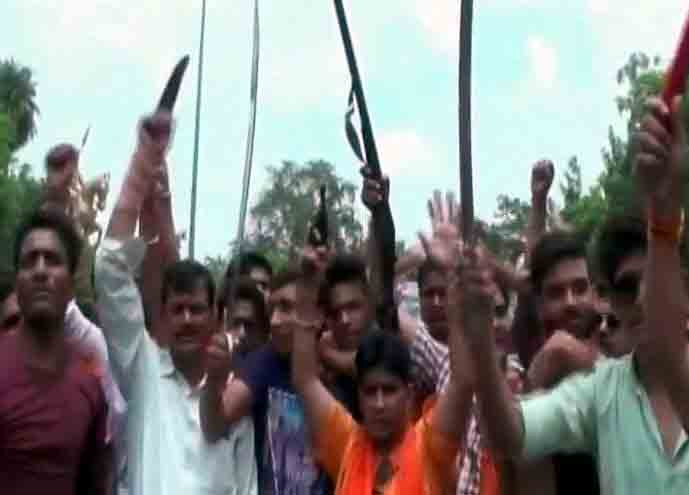 आगरा में विहिप, बजरंगदल कार्यकर्ताओं ने खुले आम लहराए हथियार, प्रशासन मौन