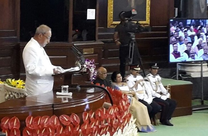 पूरे देश में जीएसटी लागू , आधी रात को राष्ट्रपति ने घण्टी बजाकर की शुरुआत