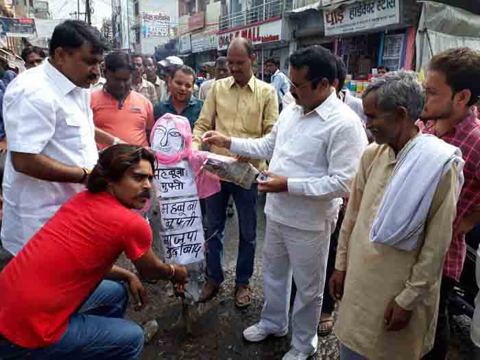 अलीगढ़: कांग्रेस ने अमरनाथ यात्रियों पर हमले के विरोध में महबूबा मुफ़्ती का पुतला फूंका