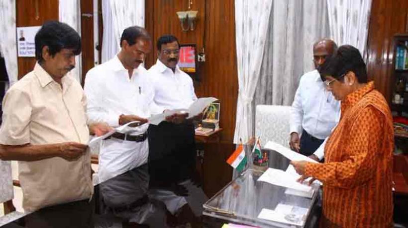 विवादों में किरण बेदी: स्पीकर की जगह खुद ही दिला दी मनोनीत विधायकों को शपथ