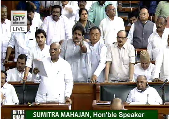 Live: संसद की कार्यवाही शुरू होते ही विपक्ष का हंगामा, नारेबाजी