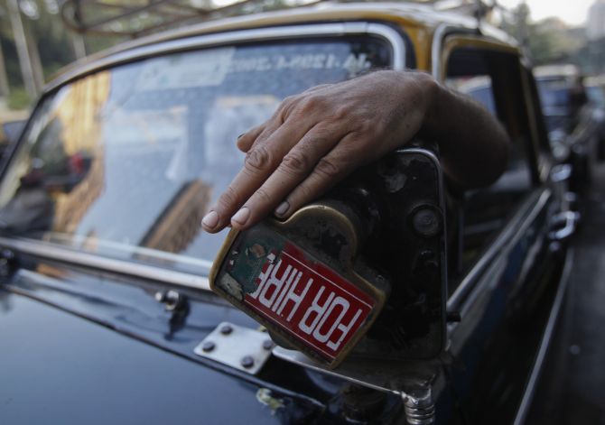 मुंबई में मुस्लिम कैब ड्राइवर पर हमला,बाइक पर सवार थे हमलावर