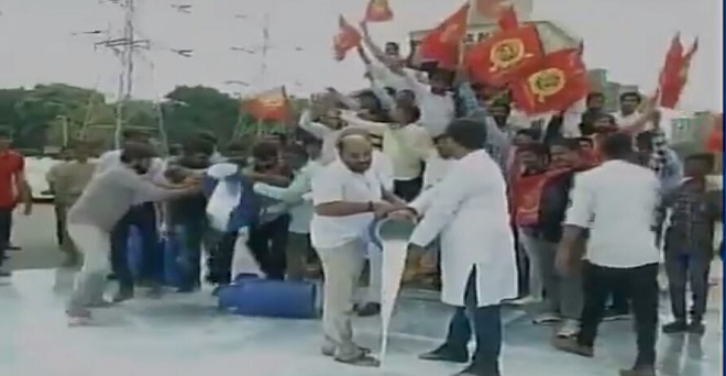 गुजरात में भी सरकार के खिलाफ सड़को पर उतरे किसान