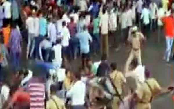 गुजरात में जीएसटी का विरोध कर रहे व्यापारियों पर लाठीचार्ज