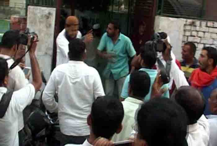 अमरनाथ हमला: बजरंग दल की गुंडागर्दी, मस्जिद के इमाम को मारा थप्पड़