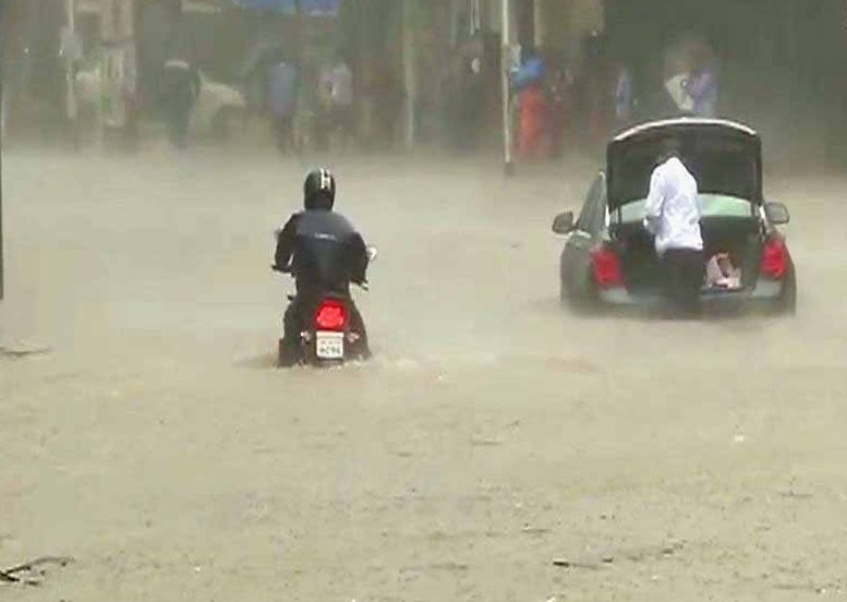 मुंबई में बारिश से बिगड़े हालत, 5 की मौत, रेड अलर्ट जारी