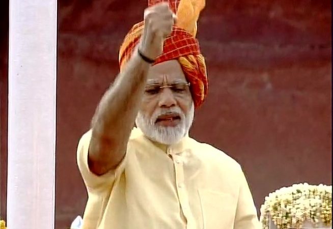 मोदी के मंत्री ने तलवार से काटा भारत का नक्शा और तिरंगा, कार्रवाही की मांग