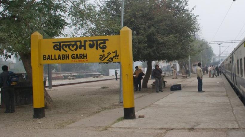 बल्लभगढ़ रूट पर ट्रेन से फेंके गए 2 युवक, एक की मौत, एक की हालत गंभीर