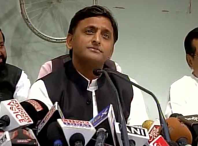 अखिलेश ने बीजेपी को बताया “गुजरात में पत्‍‌थरबाज और यूपी में बंदूकबाज”
