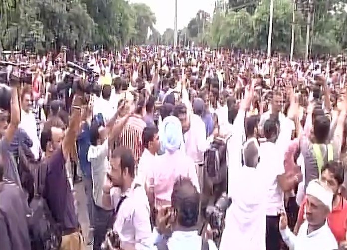 बाबा राम रहीम समर्थको द्वारा कई शहरो में हिंसा, न्यूज़ ओवी बैन आग के हवाले