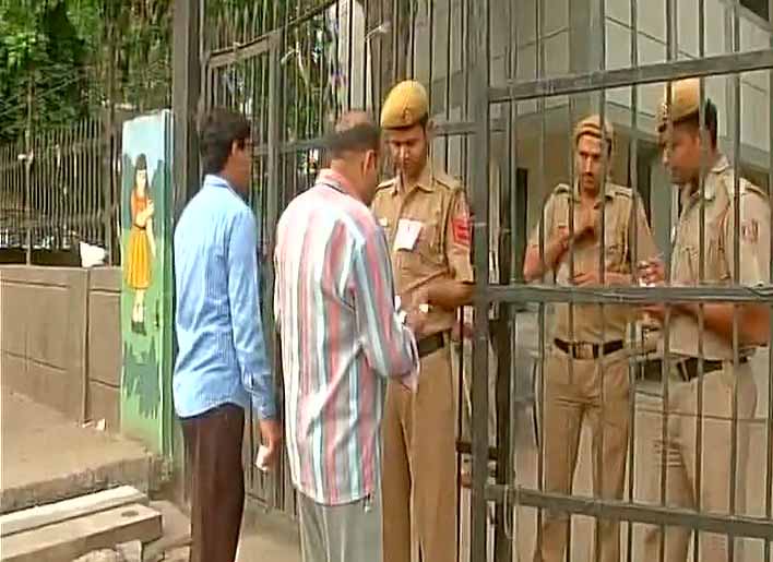 बवाना उपचुनाव में मतदान जारी, कांग्रेस और आप में कड़ी टक्कर के आसार