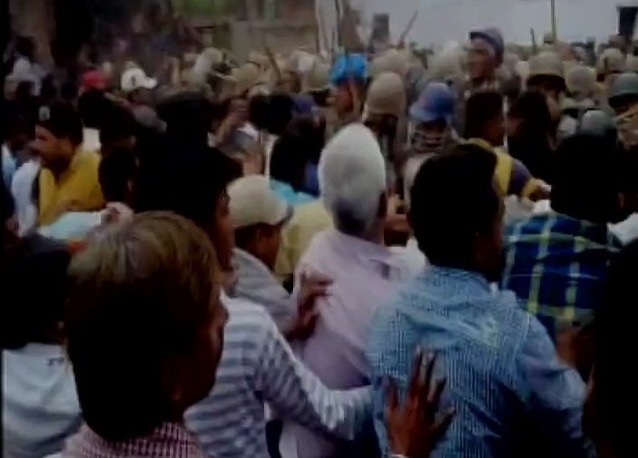 अनशन पर बैठीं मेधा पाटकर को पुलिस ने जबरन हटाया