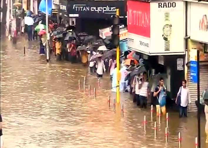 मुंबई में आफत की बारिश, जनजीवन अस्त व्यस्त, स्कूल-कॉलेज बंद