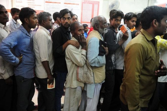 पैसे निकालने के लिए तीन दिनों से बैंक के चक्कर काट रही महिला की मौत